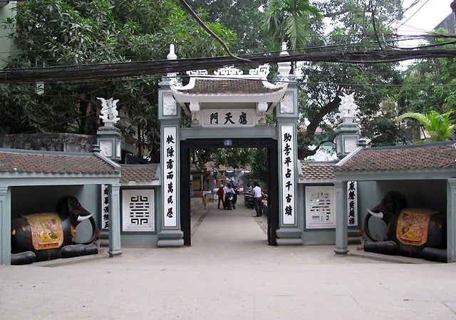 Đền Ứng Thiên là một trong những ngôi đền cổ có lịch sử lâu đời