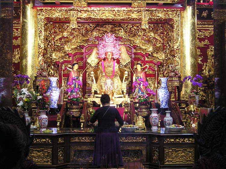 Đền thờ chính là nữ thần Nguyên Quân Hậu Thổ