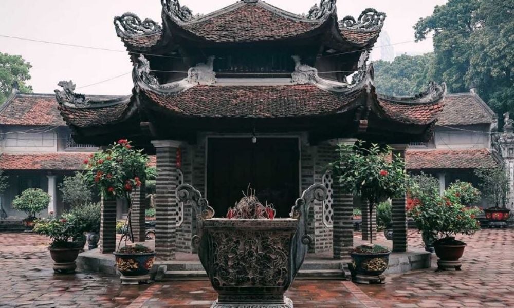 Đền Ứng Thiên giữ được vai trò trung tâm tâm linh của dân địa phương