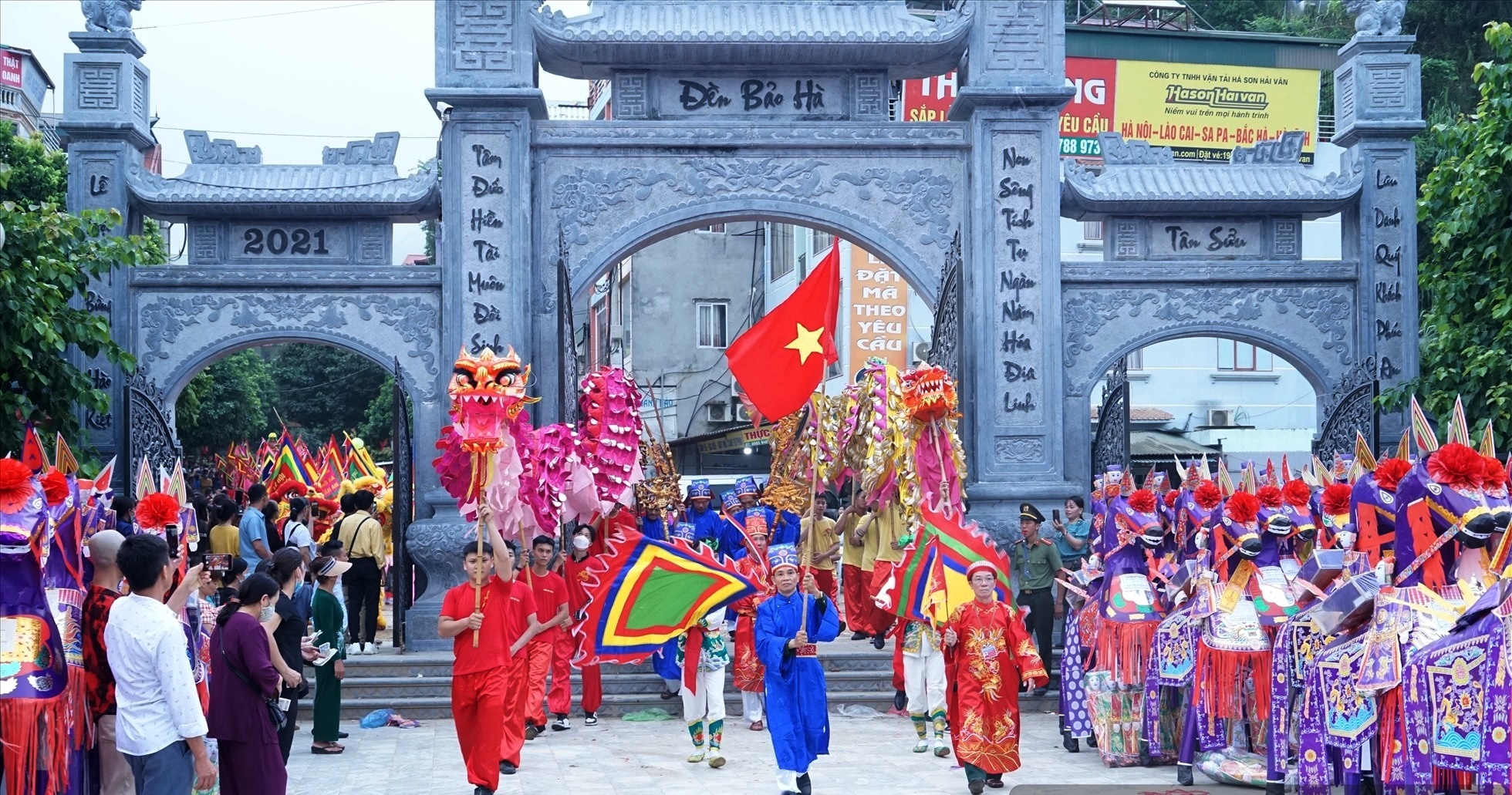 Hàng năm, đền thu hút đông đảo du khách thập phương