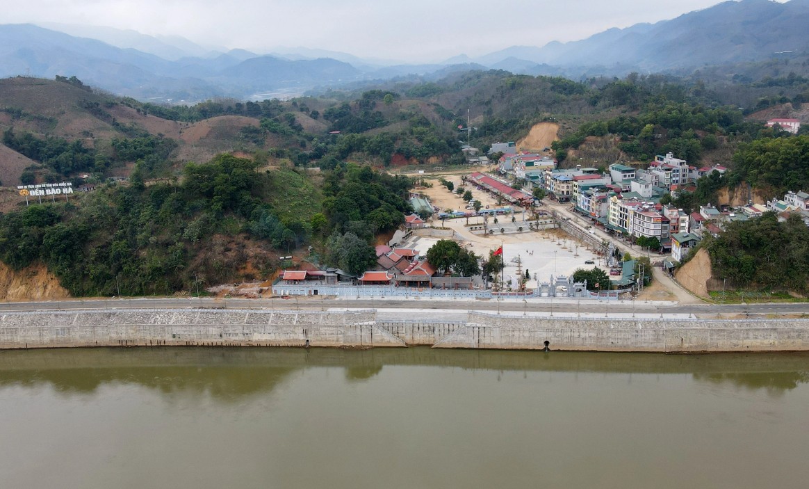 Phong cảnh núi non hùng vĩ trên đường lên đền