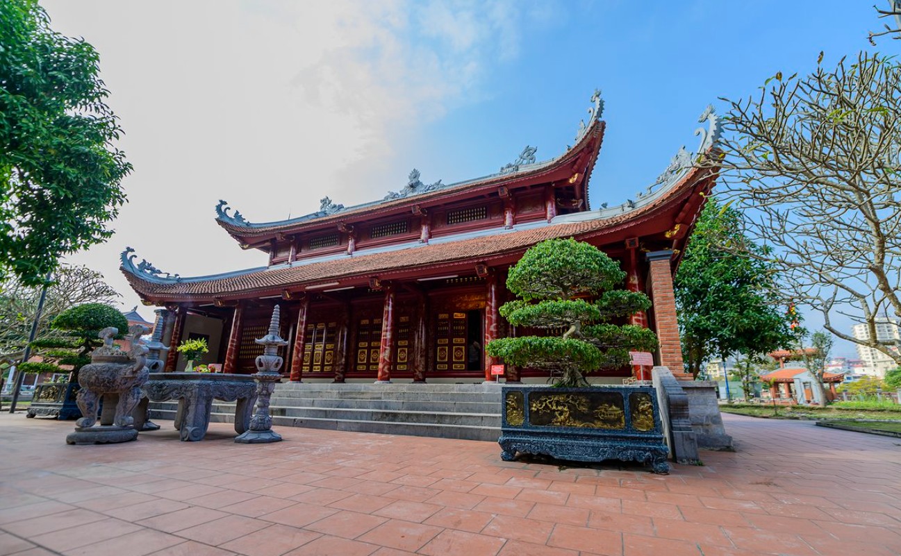 Kiến trúc đền với mái ngói vảy rồng và các họa tiết chạm trổ truyền thống