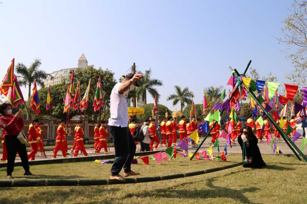 Du khách tham gia trò chơi dân gian tại lễ hội