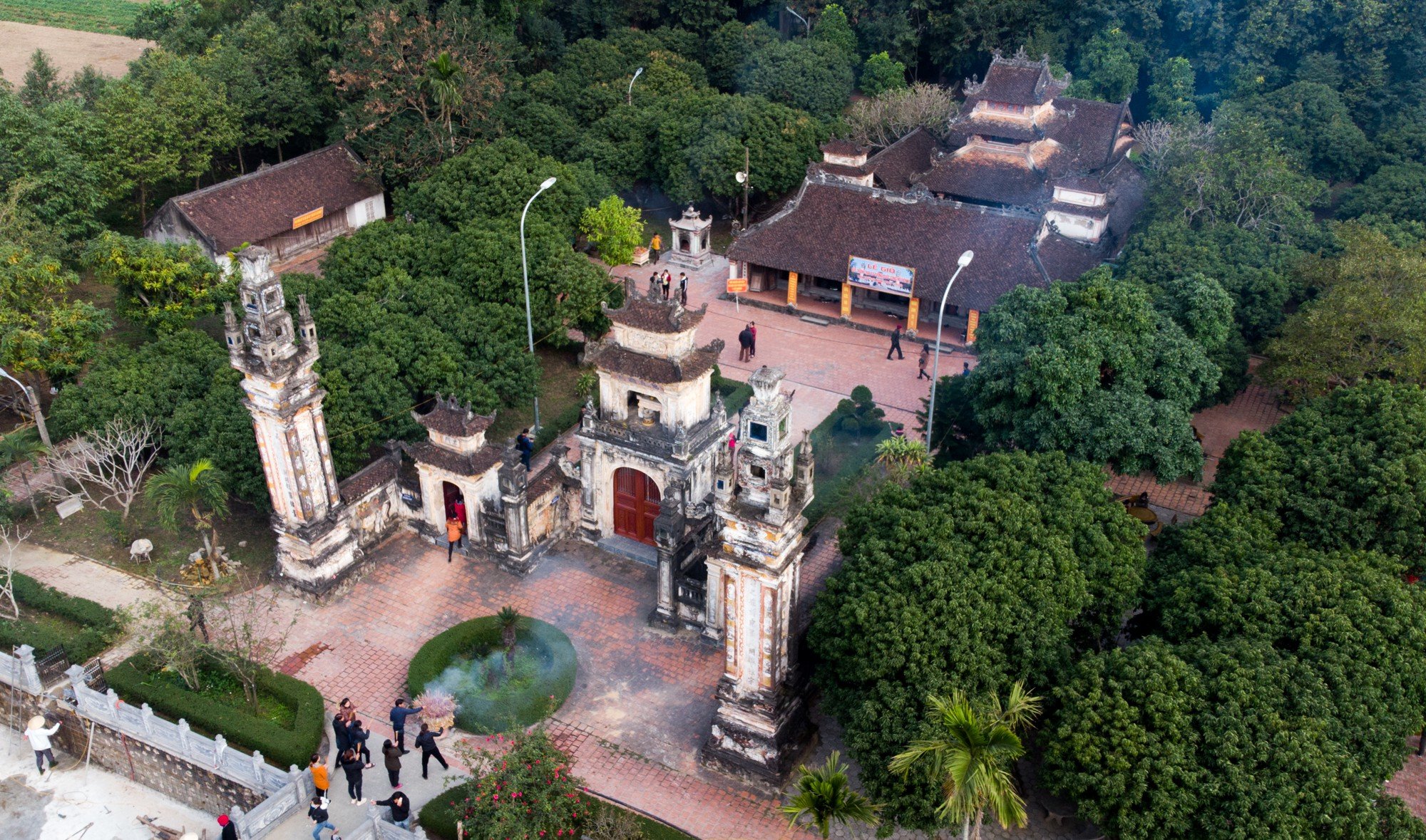 Du khách về dự lễ hội đền Quan Hoàng Mười