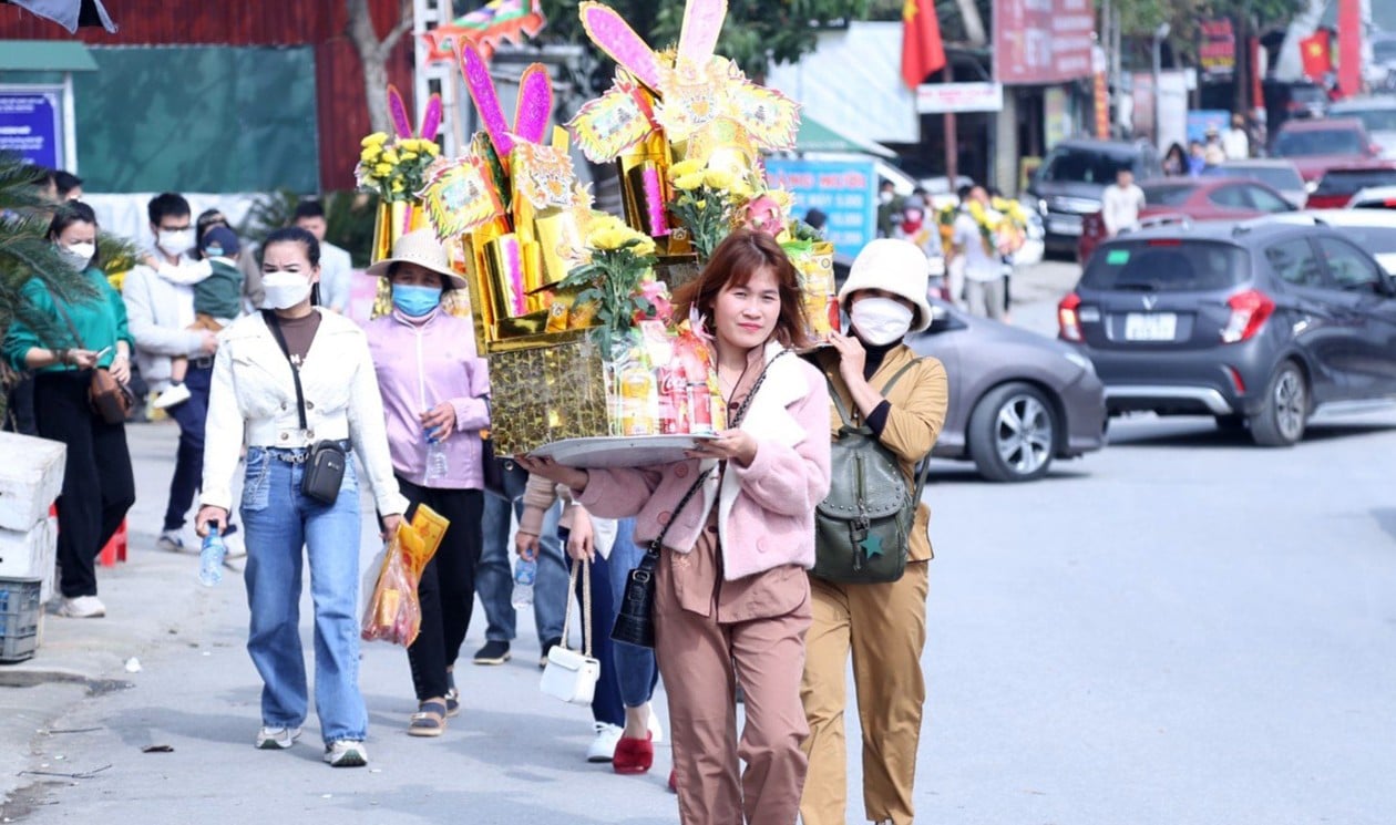 Lễ vật dâng Quan Hoàng Mười thường được bày biện trang trọng, thể hiện lòng thành tâm