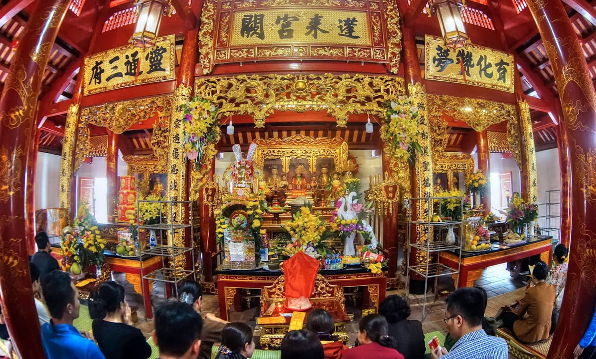 Lễ vật dâng Quan Hoàng Mười thường được bày biện trang trọng, thể hiện lòng thành tâm