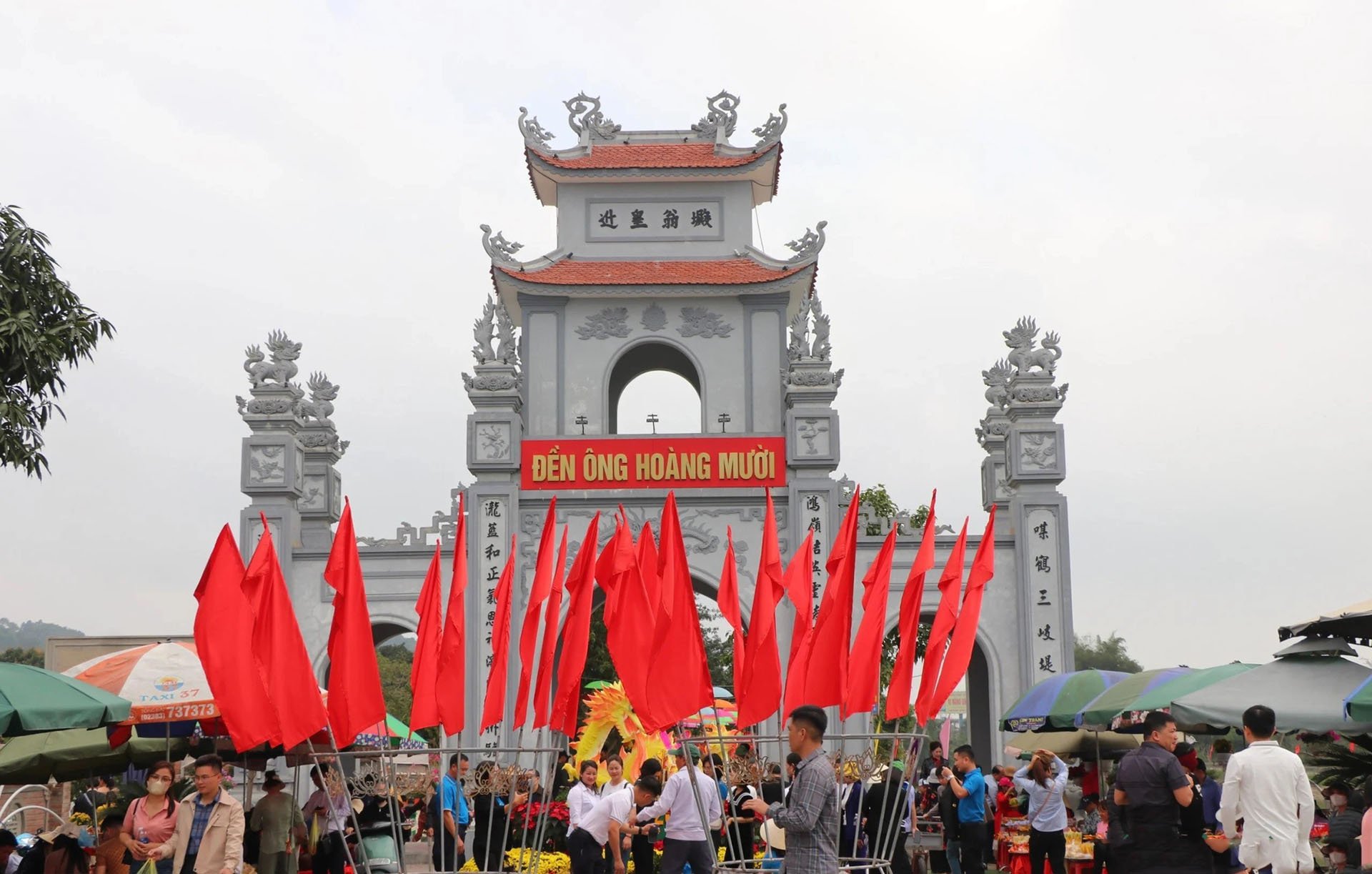 Lễ hội thu hút đông đảo khách thập phương