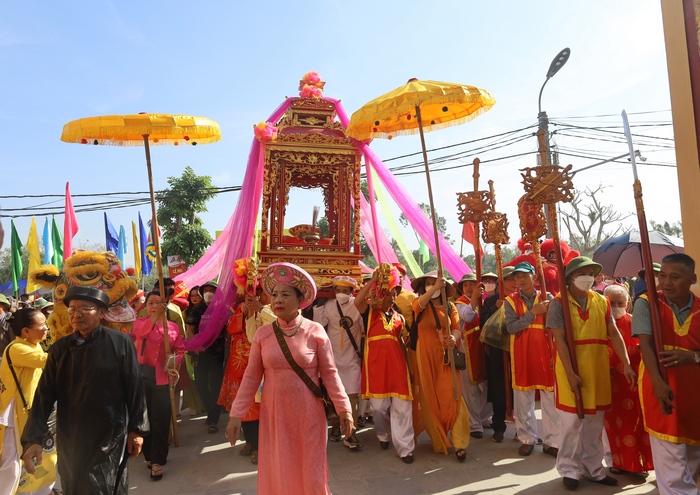 Nghi lễ rước kiệu trong lễ hội trang trọng và linh thiêng