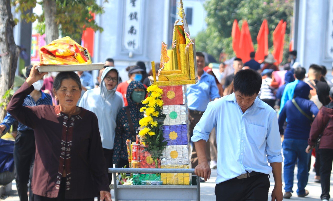 Đến đền, du khách cảm nhận sâu sắc sự linh thiêng và những giá trị văn hóa lâu đời của xứ Nghệ