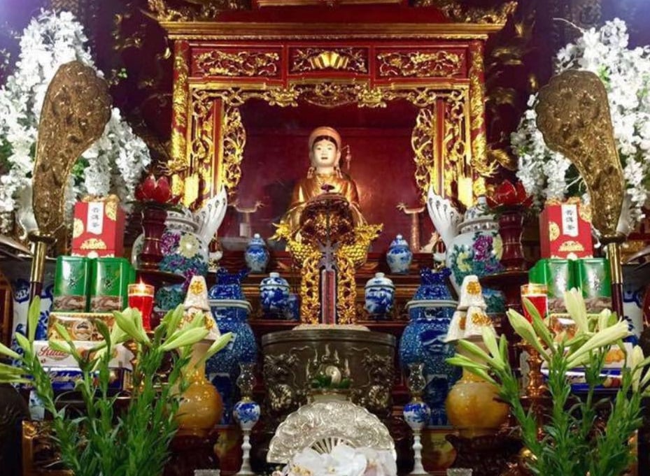 Tượng thờ Cô Bơ Bông tại đền