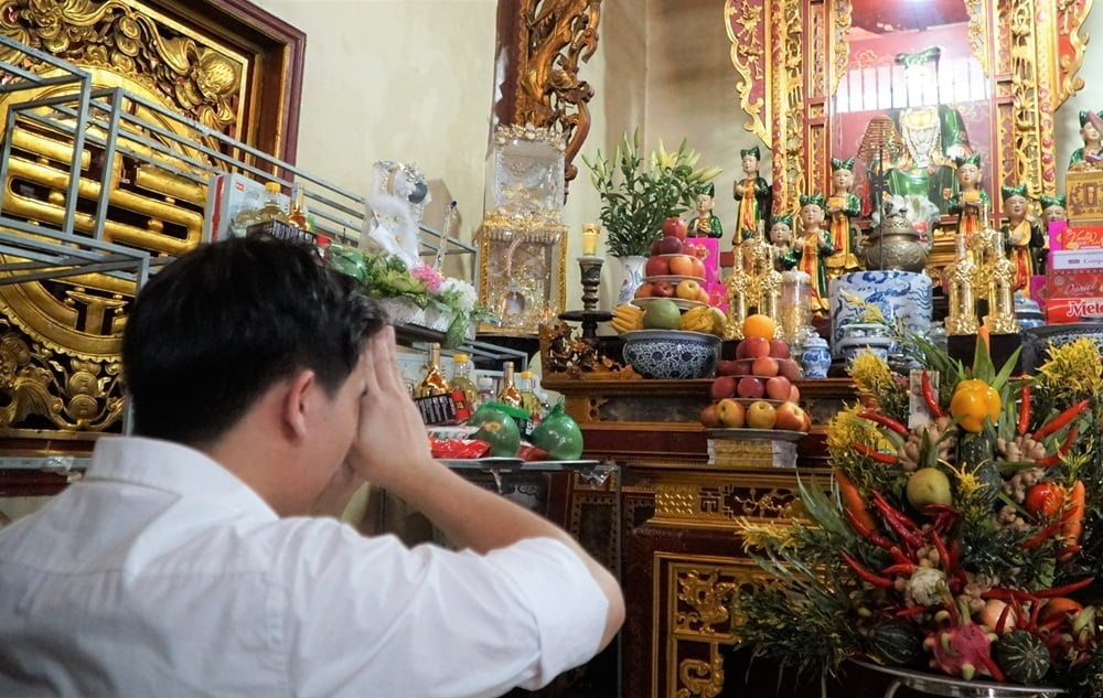 Du khách dâng hương cầu bình an tại đền