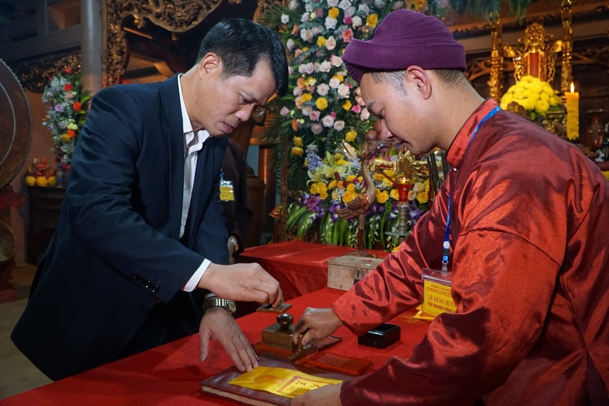 Người dân có thể xin ấn tại đền thờ Đức Thánh Trần Hưng Đạo từ rằm tháng Giêng đến rằm tháng 8 âm lịch 