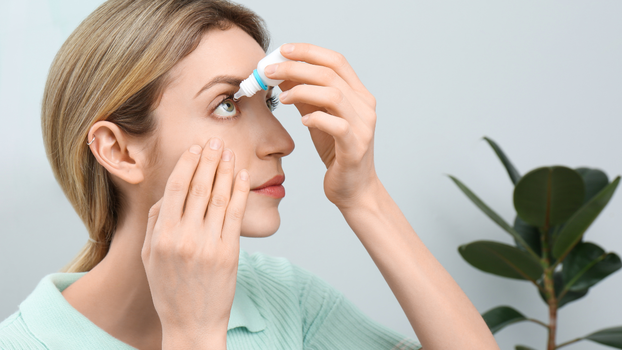 Sử dụng thuốc nhỏ mắt làm sạch mắt để tránh bị đau mắt đỏ 