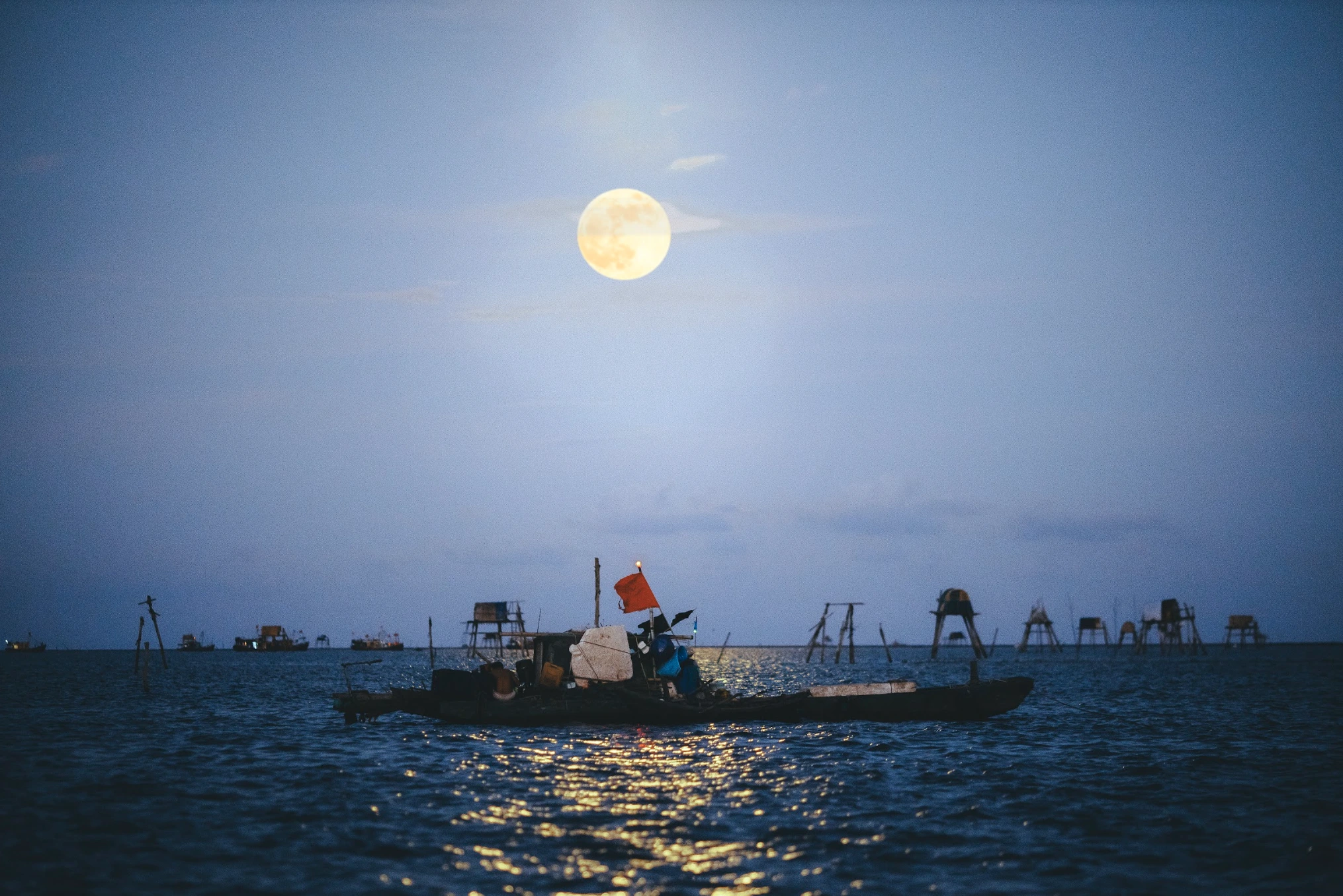 Triều cường xảy ra do tác động hấp dẫn của Mặt Trăng