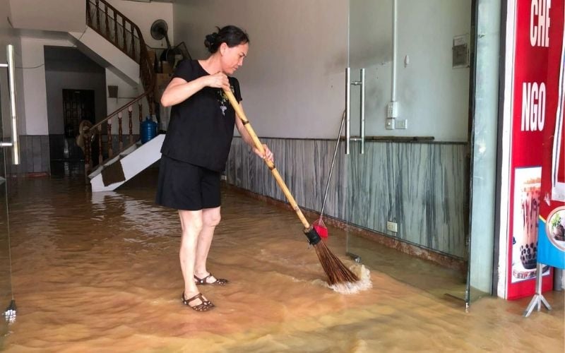 Sau triều cường hãy ưu tiên làm sạch và khử khuẩn để bảo vệ sức khỏe cả nhà