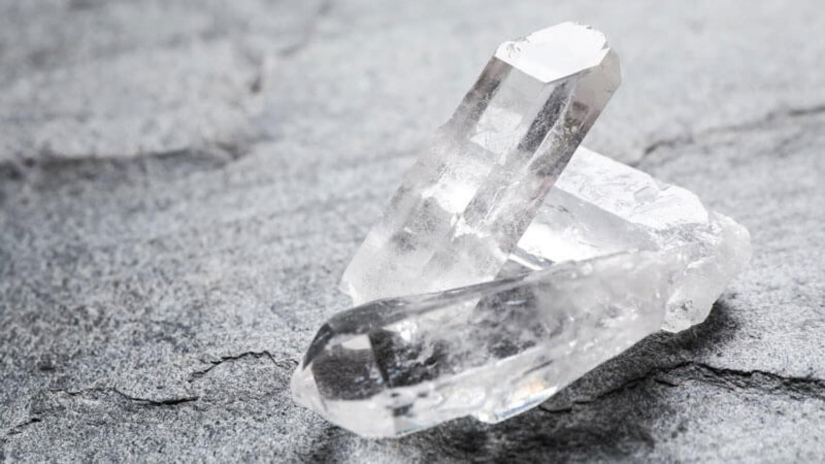 Thạch anh trắng giúp thu hút năng lượng tích cực năm 2026