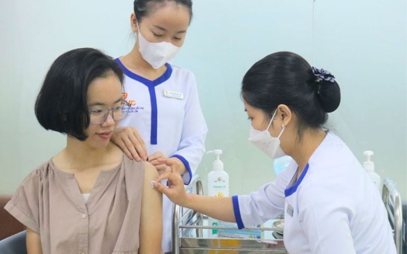 Đừng ngại tiêm dù bạn đã lớn tuổi vì sức khỏe luôn đáng được đầu tư