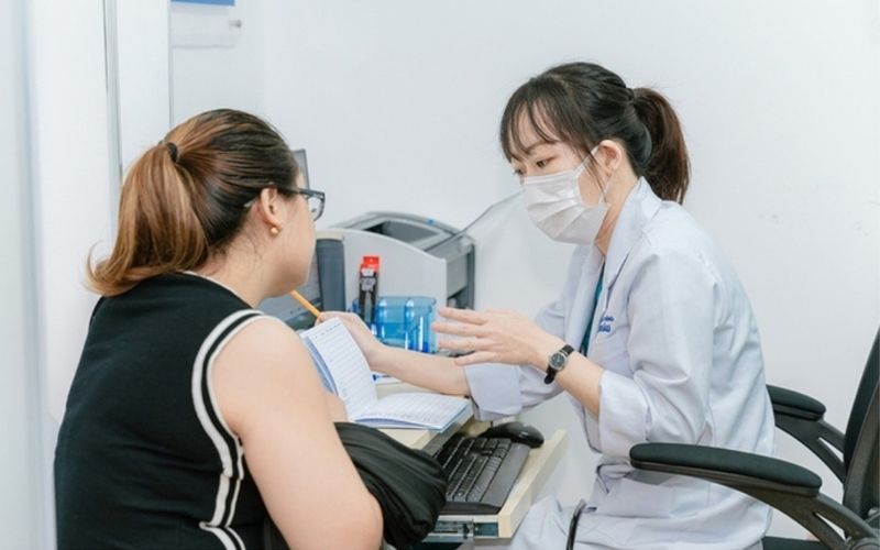 Kiểm tra sức khỏe và hỏi ý kiến chuyên gia trước khi tiêm để đảm bảo an toàn tuyệt đối 