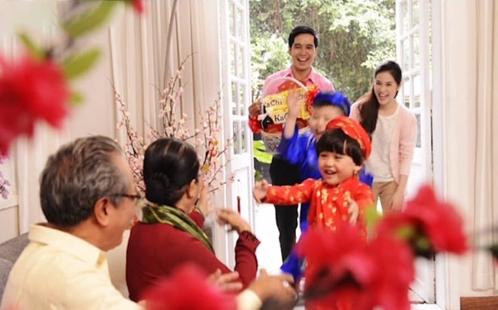 Hướng dẫn cách chuẩn bị đón người xông nhà để mang vận may trọn vẹn 