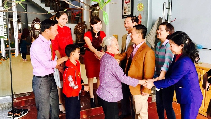 Người xông đất nên mang theo lời chúc phúc, câu chào may mắn