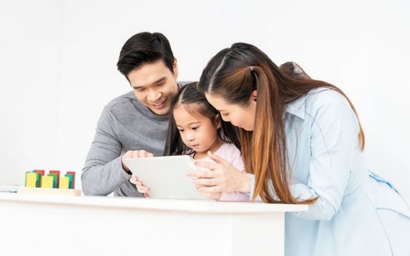 Bé gái Canh Tý 2020 cần được cha mẹ đồng hành để phát huy hết tiềm năng trong năm 2026