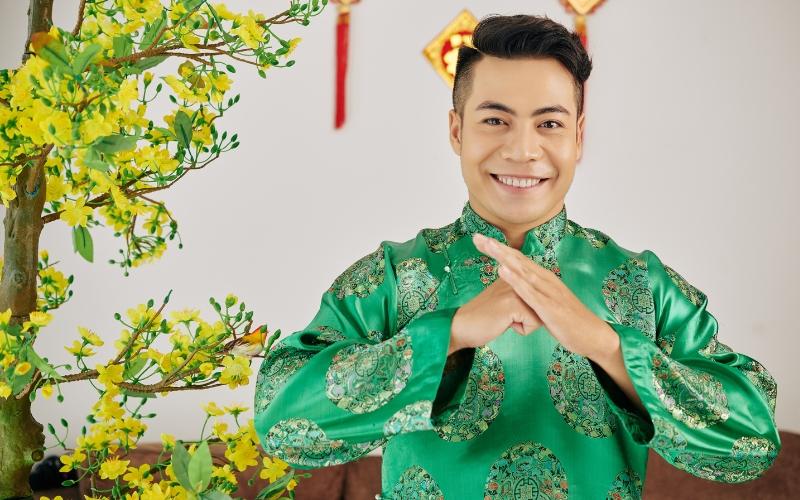 Người được mời xông đất cần có tính cách vui vẻ