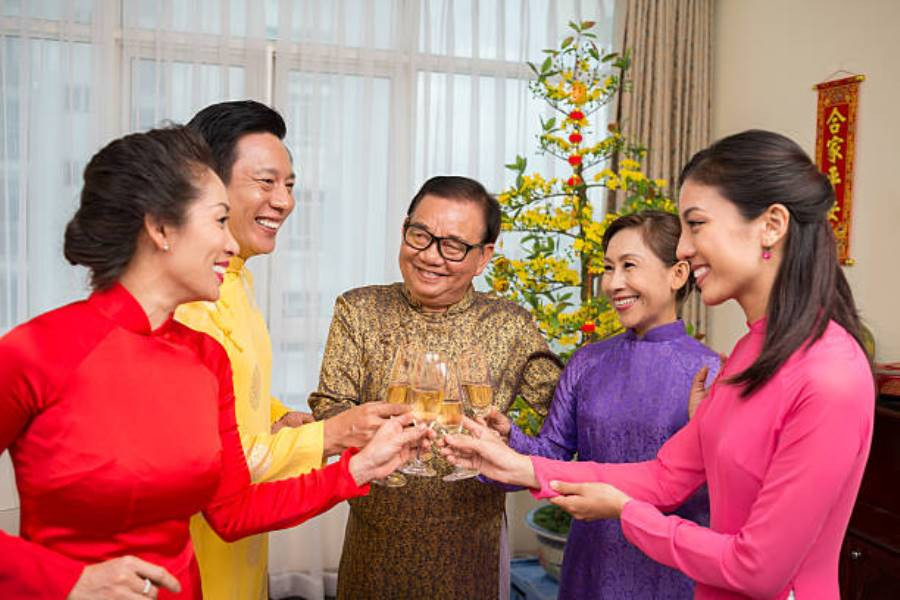 Nữ 1983 Quý Hợi nên chọn ai xông đất đầu năm 2026?