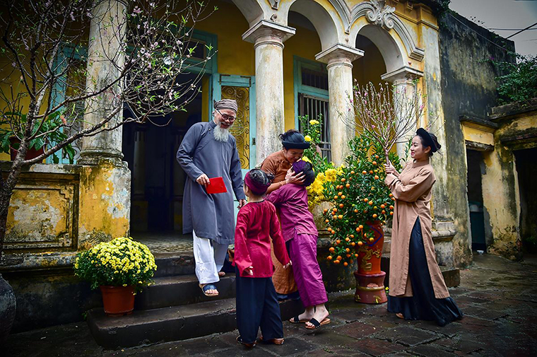 Người hợp tuổi xông nhà giúp khai thông vận khí, tạo khởi đầu hanh thông đầu xuân