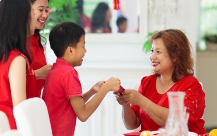 Người xông nhà có năng lượng tích cực sẽ giúp gia chủ lan tỏa cát khí suốt năm mới 