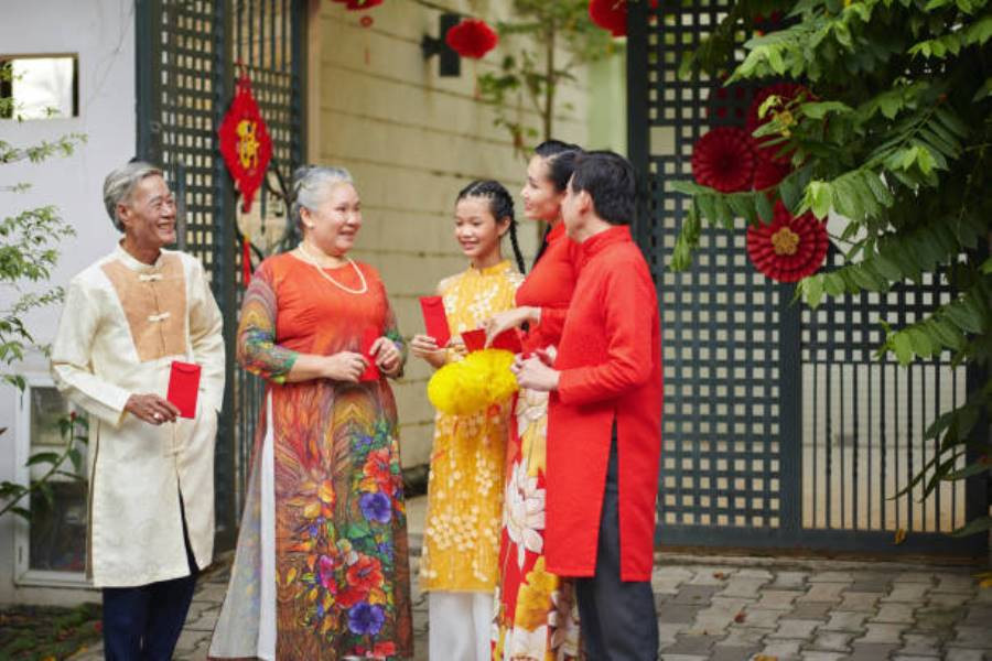 Việc chọn người xông đất phù hợp không chỉ dựa vào tuổi mà còn nên xem xét tổng thể khí vận