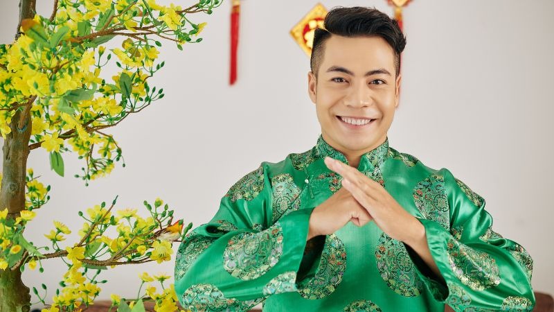 Người đến xông nhà nên mặc màu xanh lá hoặc xanh dương để trợ mệnh cho gia chủ nam Mậu Thìn 1988