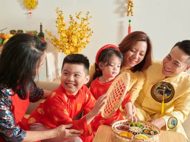 Người xông nhà tượng trưng cho quý nhân, mang đến may mắn cho gia đạo trong năm mới