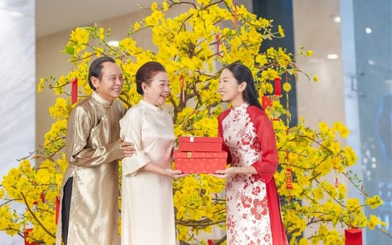 Chọn người xông đất hợp tuổi mở cánh cửa tài lộc cho năm mới của nữ Đinh Sửu