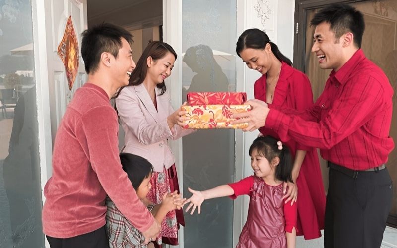 Lưu ý khi chọn người xông đất để đầu năm suôn sẻ, may mắn