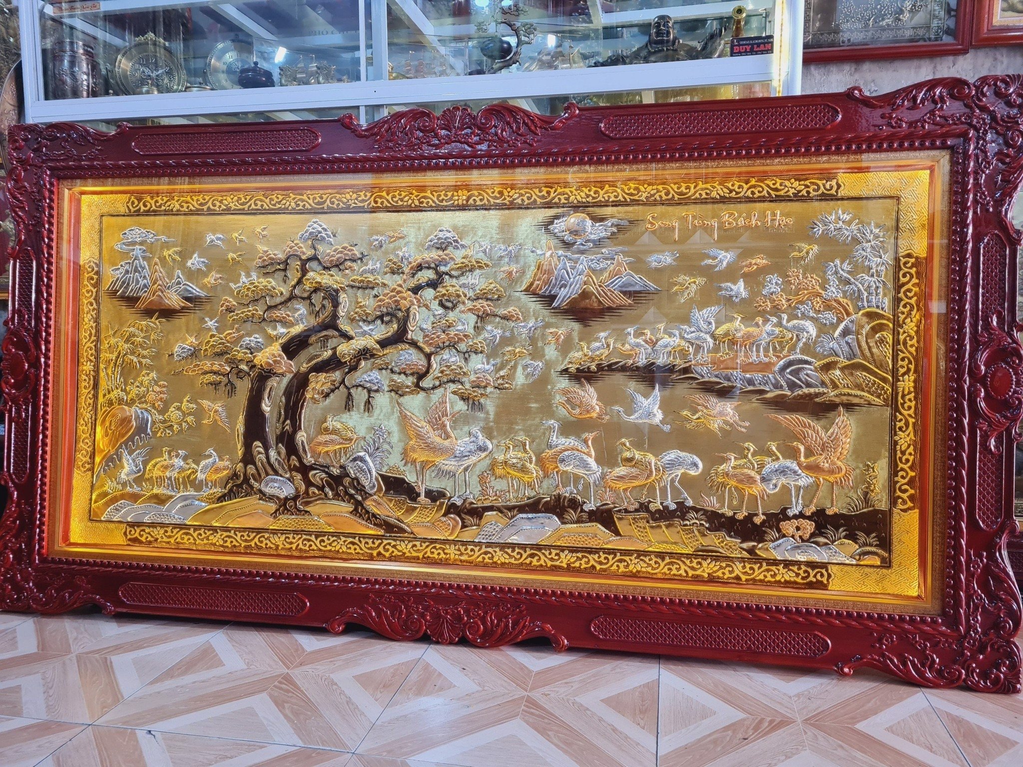 Ưu tiên dùng tranh khung kim loại hoặc gỗ tự nhiên thay vì các chất liệu nhân tạo