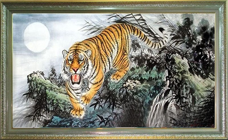 Nên tránh treo tranh thú dữ, có họa tiết hoặc màu sắc u ám có thể mang đến nhiều năng lượng âm không tốt 