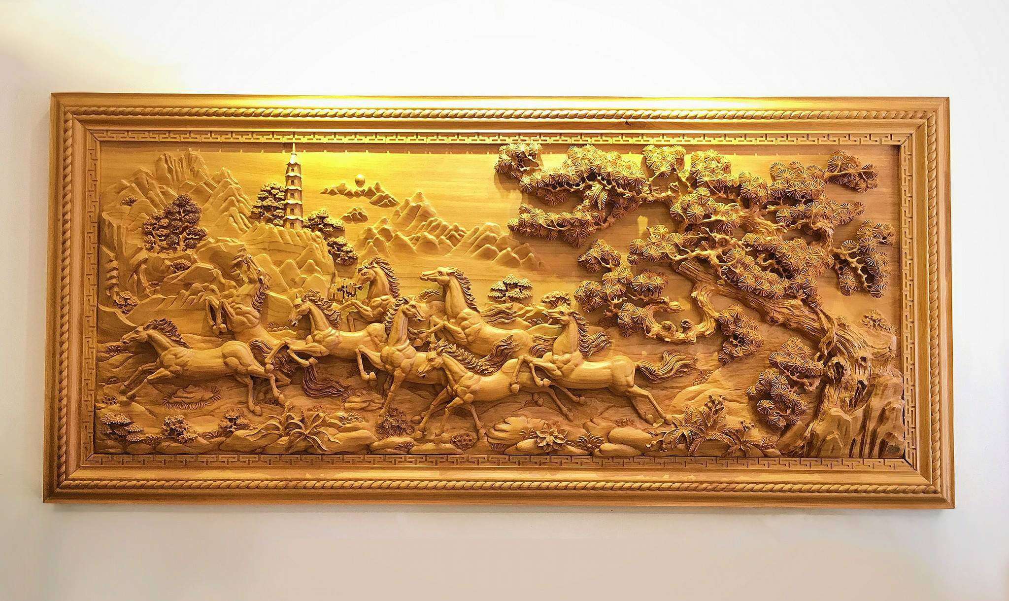 Nên chọn tranh khắc gỗ, sơn dầu hoặc canvas có nhiều Thổ, giúp tiết Hỏa và tăng sinh khí