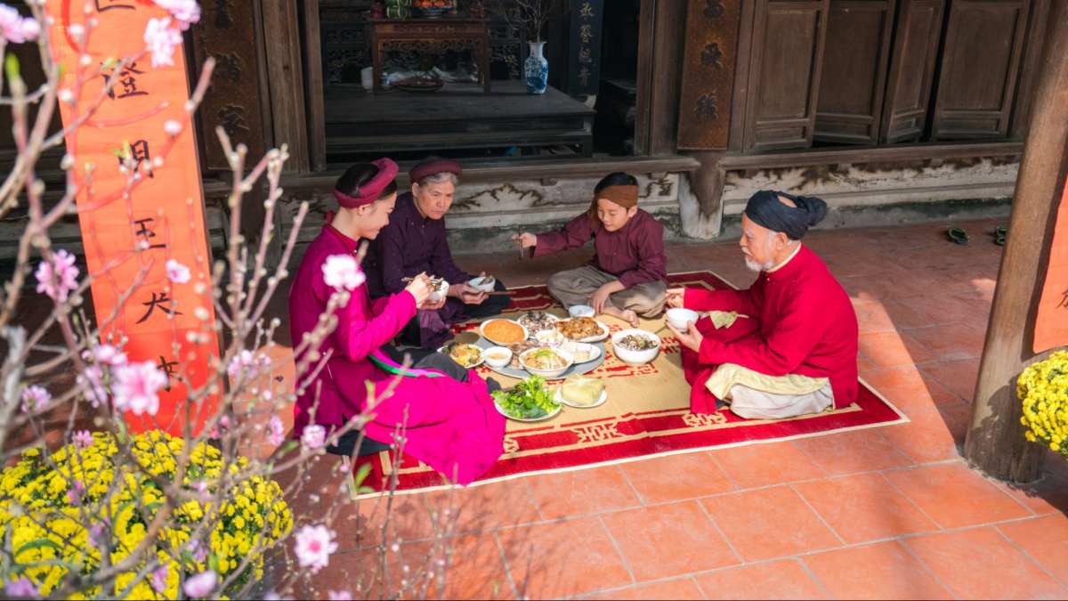 Gia chủ Đinh Dậu 1957 đón khách xông đất đầu năm với không khí hân hoan, rước tài lộc vào nhà