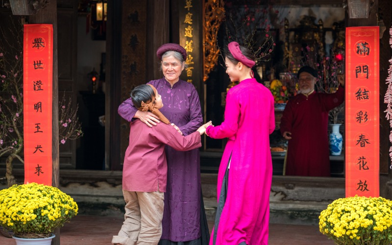 Nên chọn người xông đất có tính cách vui vẻ và đang cuộc sống viên mãn để đón nhận nhiều năng lượng tích cực