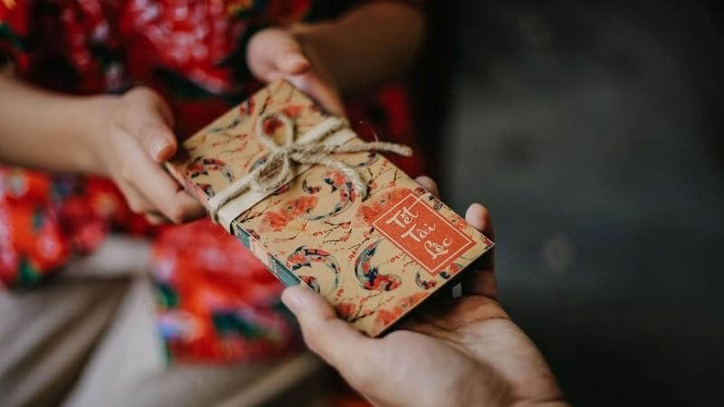 Gia chủ nên chuẩn bị lì xì hoặc món quà nhỏ để chia lộc cho người đến xông nhà