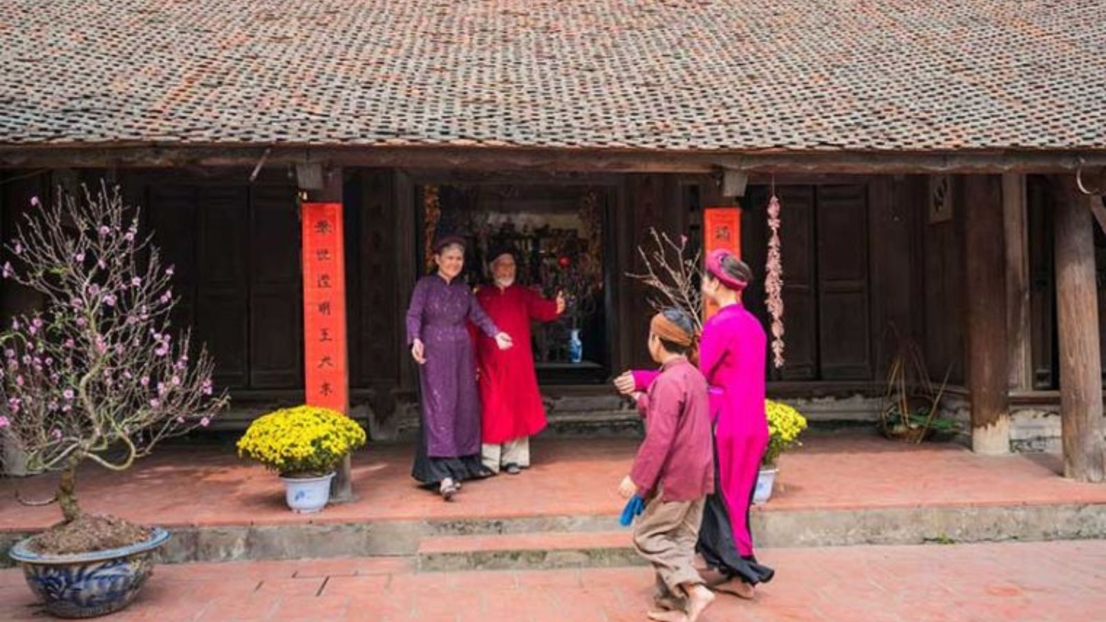 Người xông đất nên mặc màu sắc tươi sáng