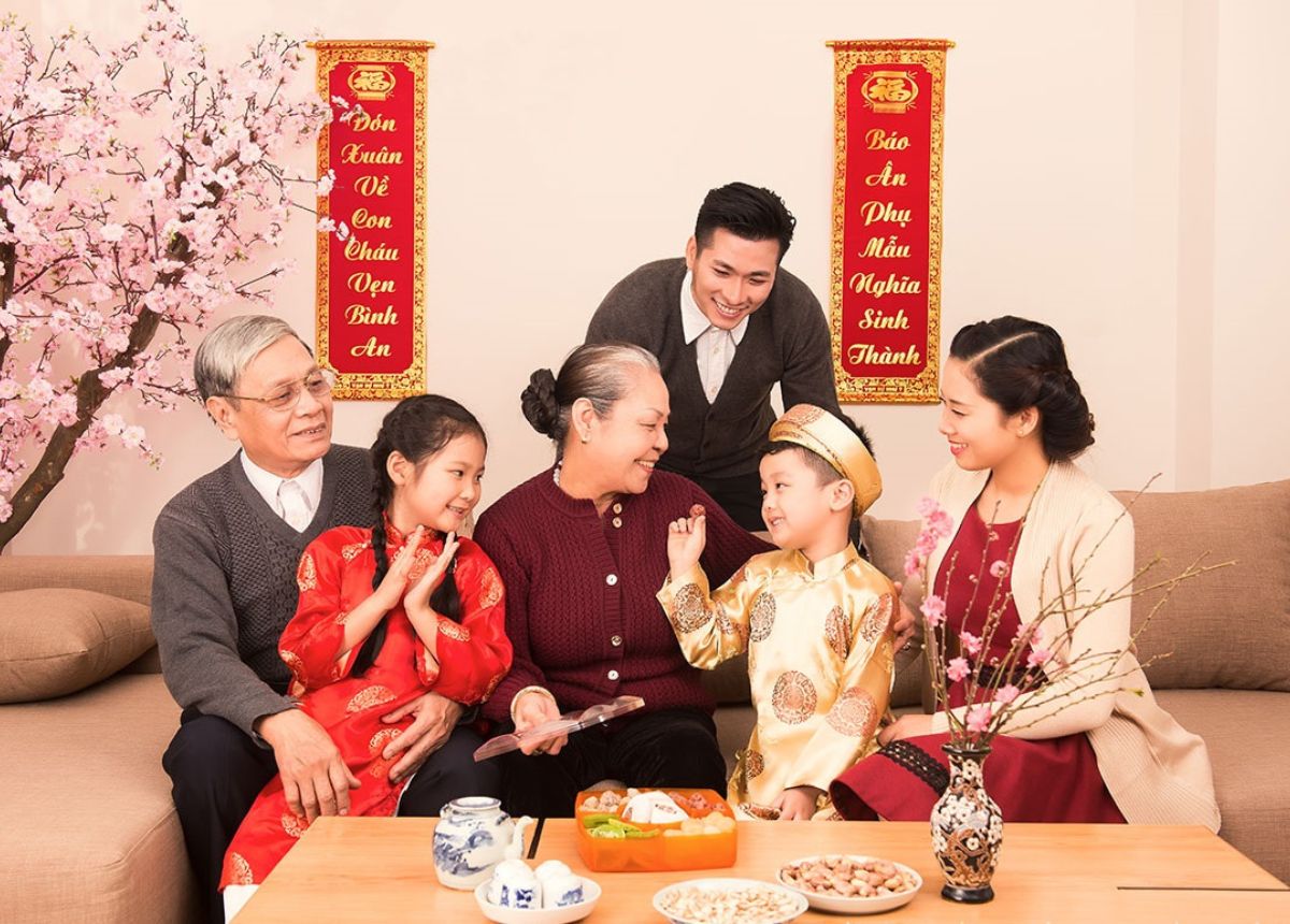 Gia chủ nên đón tiếp khách đến xông nhà với niềm vui và sự tích cực