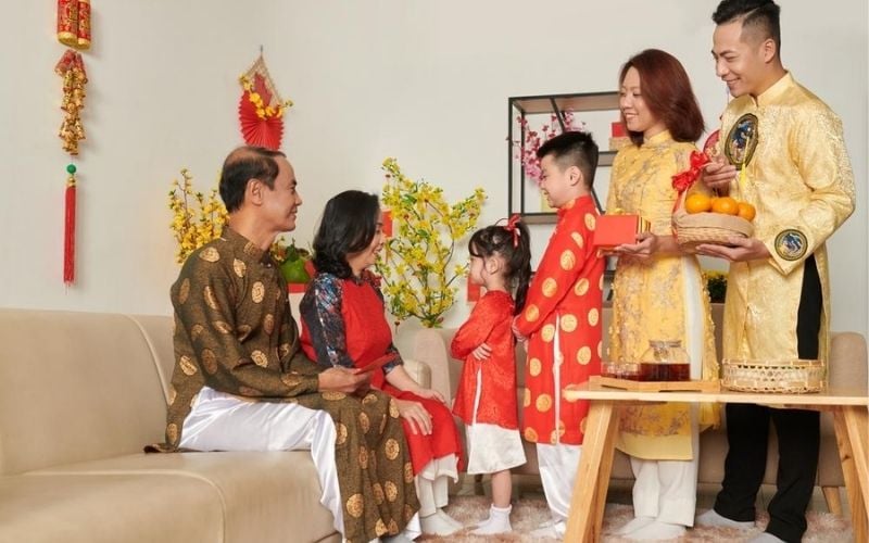 Người xông đất không chỉ hợp tuổi mà còn cần mang tâm thế vui vẻ