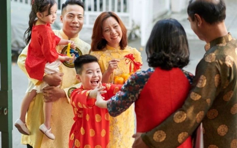 Chọn người xông đất hợp tuổi giúp nam 1973 Quý Sửu đón năm mới 2026 hanh thông, cát tường