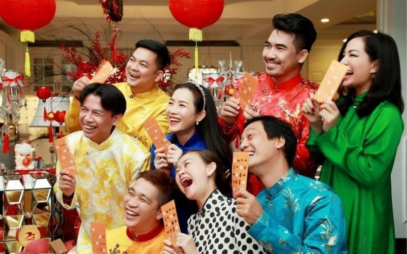 Người xông đất hợp tuổi như quý nhân đến gõ cửa, mở đầu năm mới hanh thông