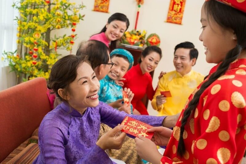 "Mùng một Tết cha, mùng hai Tết mẹ, mùng ba Tết thầy" là một lời nhắc nhớ về cách ứng xử dân gian