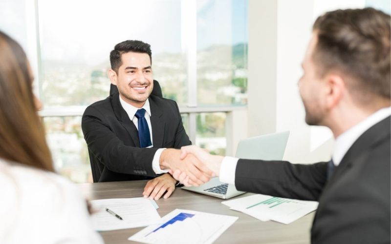 Tuổi Quý Sửu 1973 được ví như cây dâu vững vàng trong bão tố, càng gian khó càng vươn cao