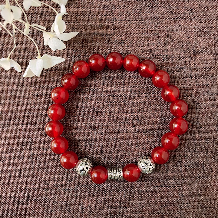 Vòng phong thủy đỏ giúp bản mệnh cân bằng năng lượng