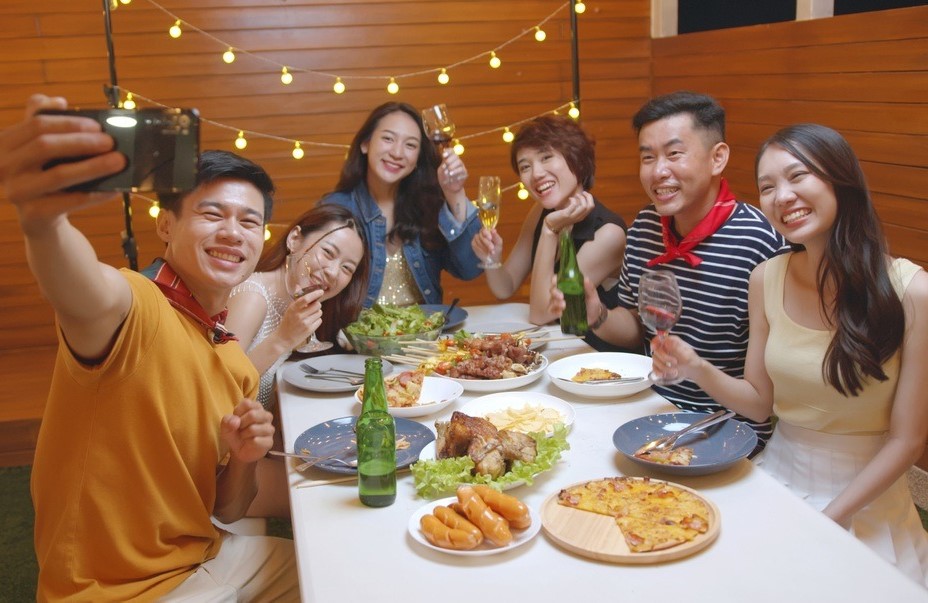 Ngày 11/11 là dịp để người trẻ tự tổ chức tiệc tùng và gặp gỡ bạn bè