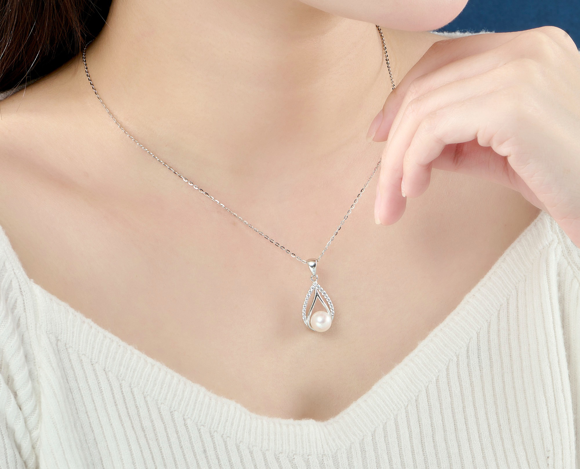 Ất Dậu 2005 nên tăng cường yếu tố Kim - Thủy trong trang phục, đồ đạc sử dụng hằng ngày để trợ mệnh